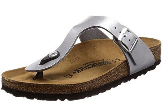 Accessoires de voyage indispensables : claquettes Birkenstock