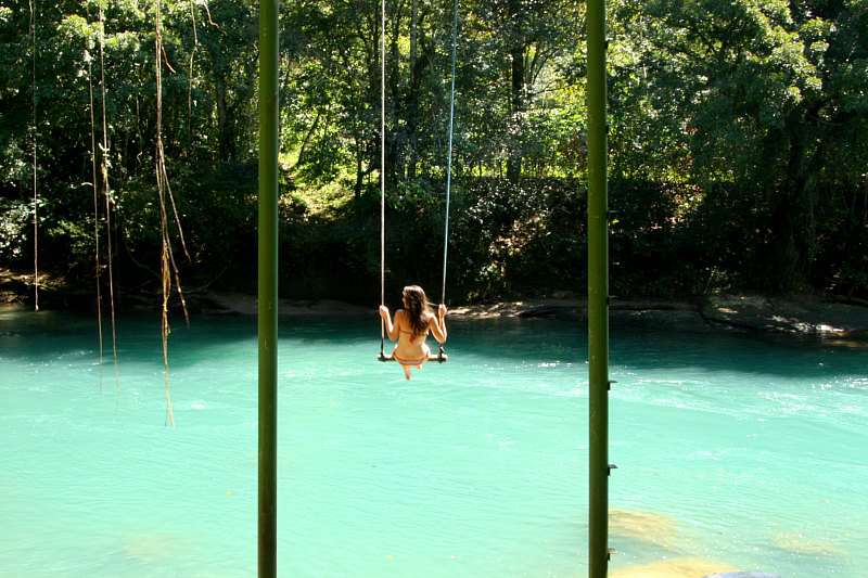 balançoire au-dessus de la rivière à Semuc Champey