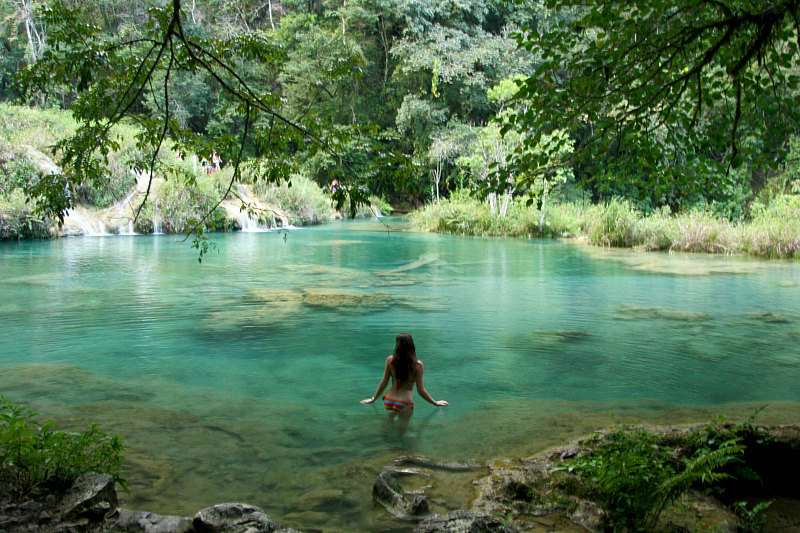 baignade dans les piscines naturelles de Semuc Champey