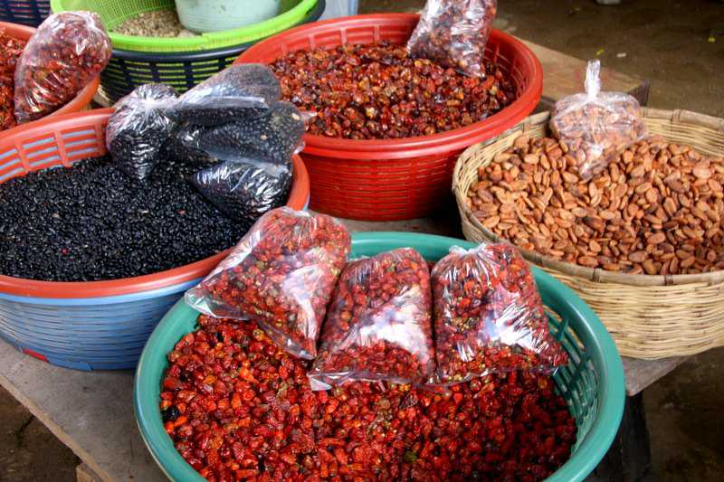 épices sur le marché de Lanquin