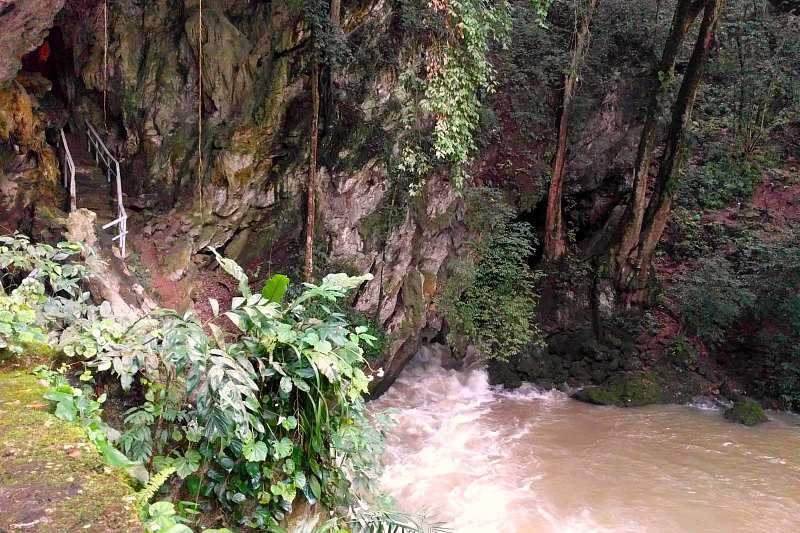 Entrée de la grotte aux chauves-souris de Lanquin