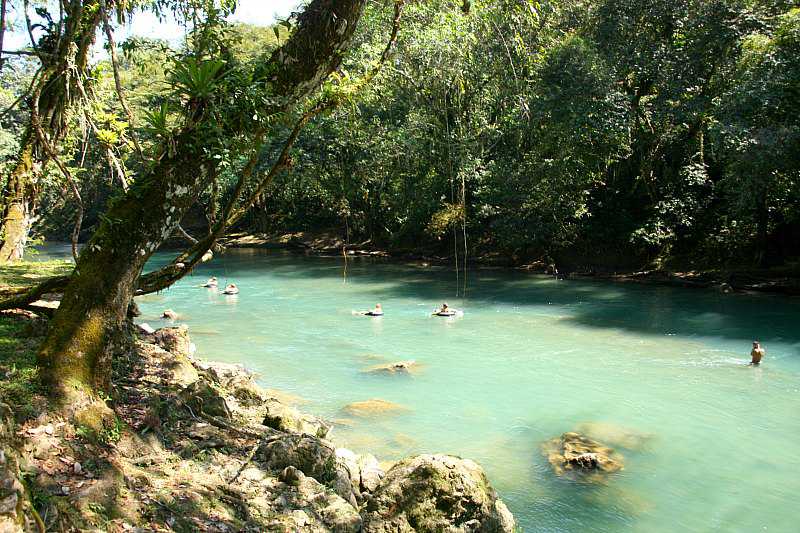 Tubing sur la rivière à Lanquin