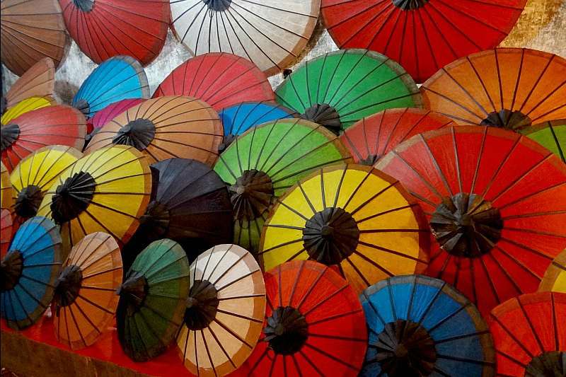 Luang Prabang au Laos : stand d'ombrelles au marché nocturne