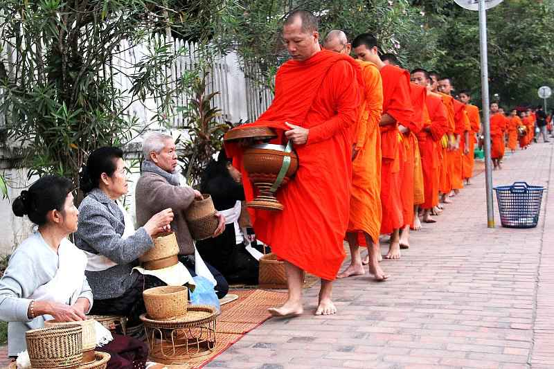 Luang Prabang au Laos : procession du Tak Bat