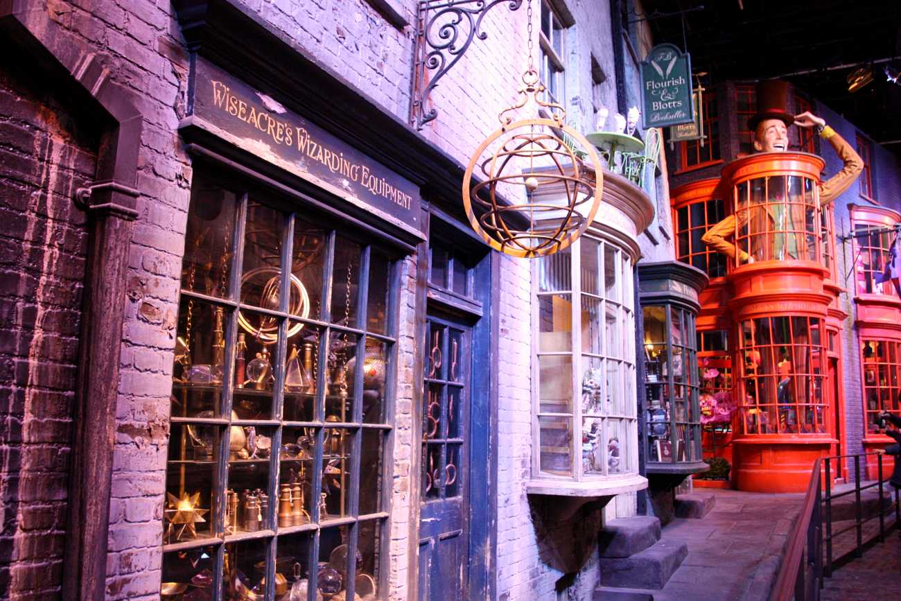 Vous pouvez acheter des objets des tournages Harry Potter ! ( c'est cher  mais stylé) 